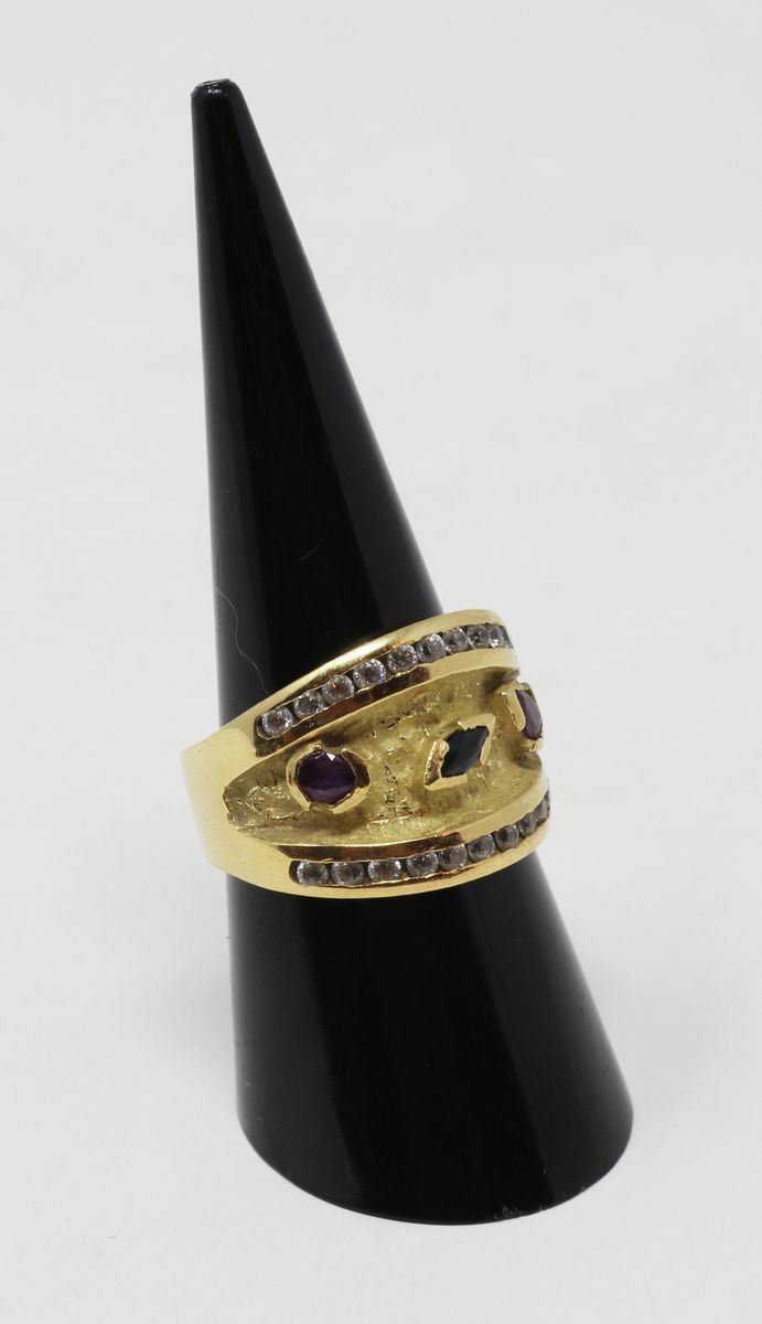 Anello a Fascia in Oro Giallo con Brillanti, Rubini e Zaffiro Centrale