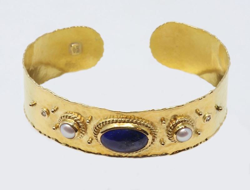 Bracciale Rigido in Oro Giallo con Lapislazzulo, Perle e Piccoli Brillanti