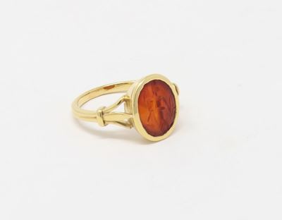 Anello in Oro Giallo con Antica Corniola Ovale Incisa