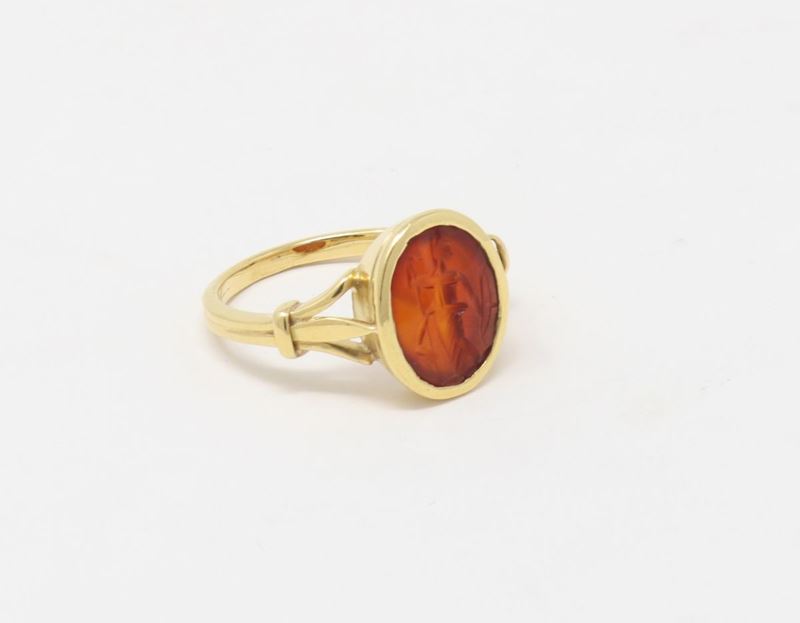 Anello in Oro Giallo con Antica Corniola Ovale Incisa