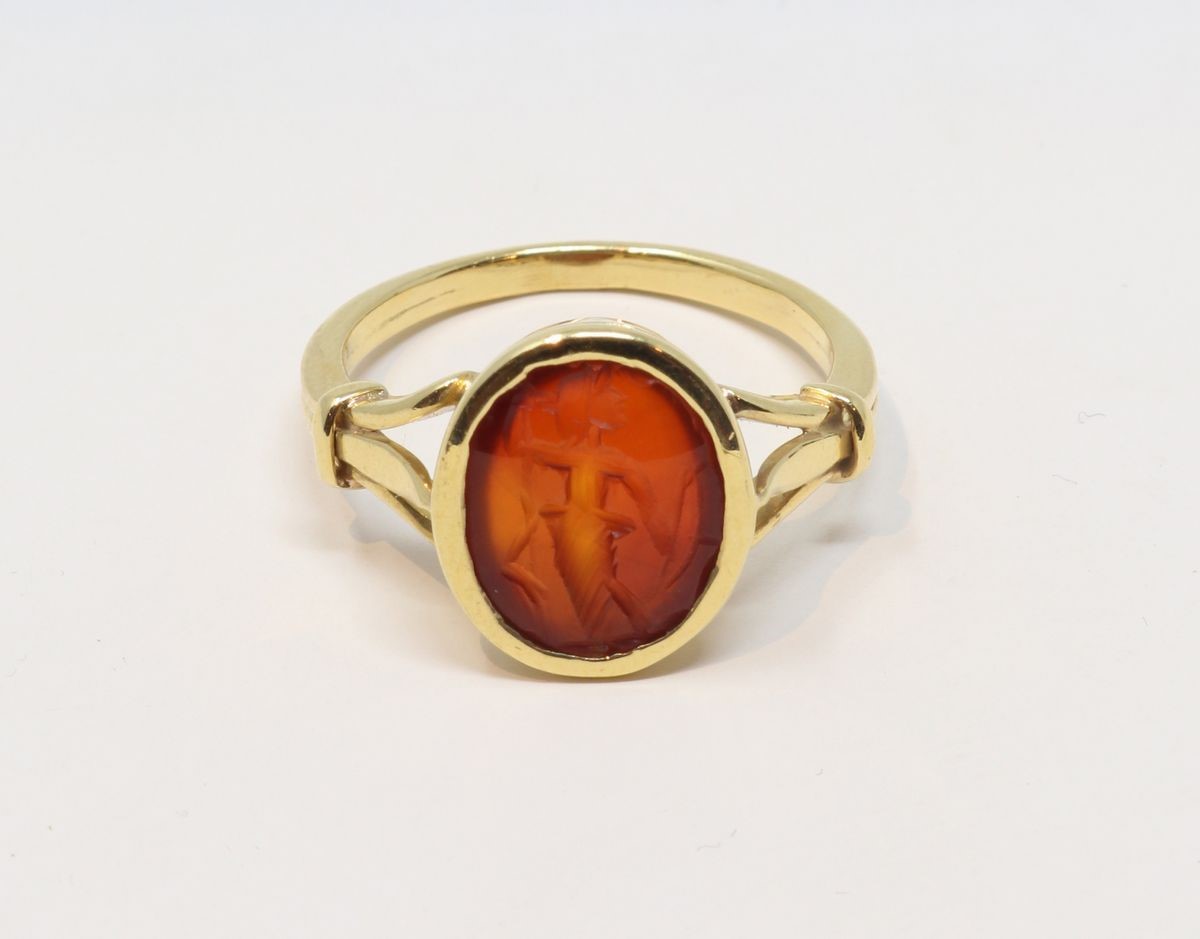 Anello in Oro Giallo con Antica Corniola Ovale Incisa