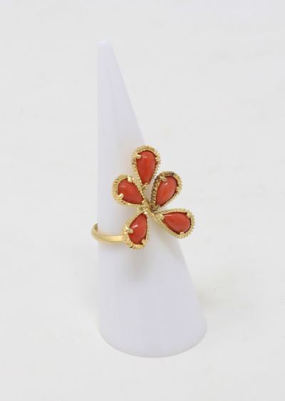 Anello in Oro Giallo con Cinque Coralli a Goccia