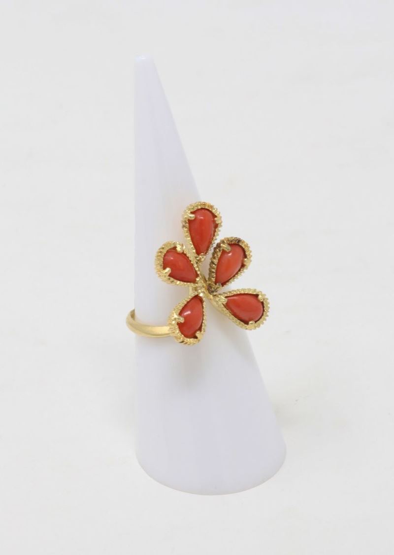 Anello in Oro Giallo con Cinque Coralli a Goccia