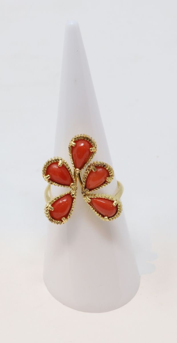 Anello in Oro Giallo con Cinque Coralli a Goccia