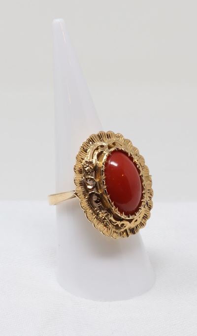 Anello in Oro Giallo con Corallo Ovale al Centro