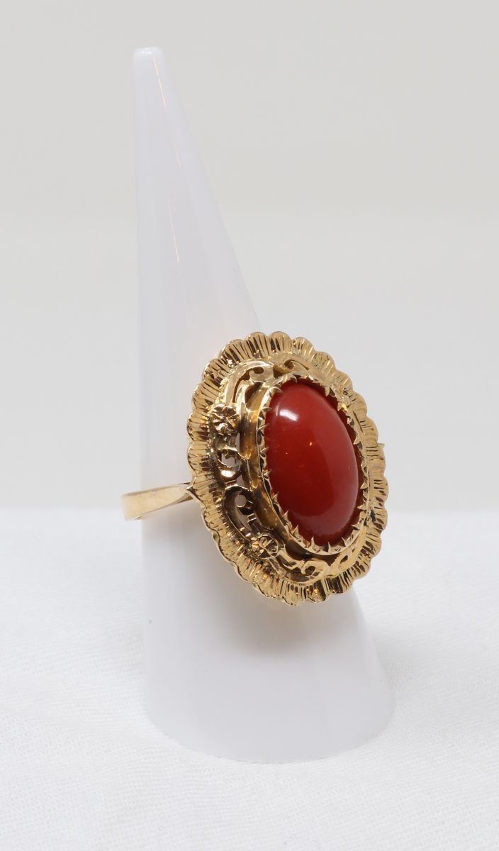 Anello in Oro Giallo con Corallo Ovale al Centro