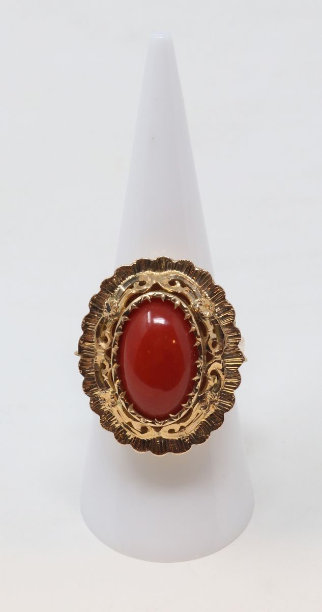Anello in Oro Giallo con Corallo Ovale al Centro