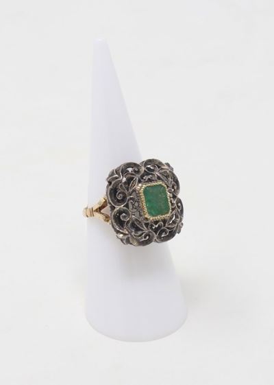 Anello Squadrato in Oro e Argento a Bordo Traforato con Smeraldo Centrale