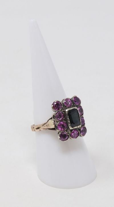Anello Rettangolare in Oro Giallo e Argento con Zaffiro Centrale e Piccoli Rubini Laterali