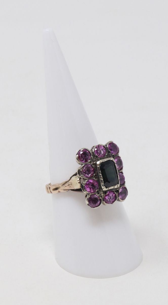 Anello Rettangolare in Oro Giallo e Argento con Zaffiro Centrale e Piccoli Rubini Laterali