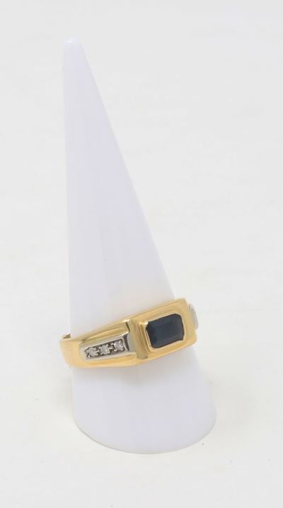 Anello in Oro Giallo con Zaffiro Centrale e Piccoli Brillanti Laterali