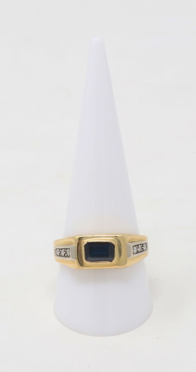 Anello in Oro Giallo con Zaffiro Centrale e Piccoli Brillanti Laterali