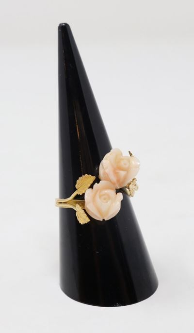 Anello in Oro Giallo con Due Piccoli Fiori in Corallo Rosa Chiaro