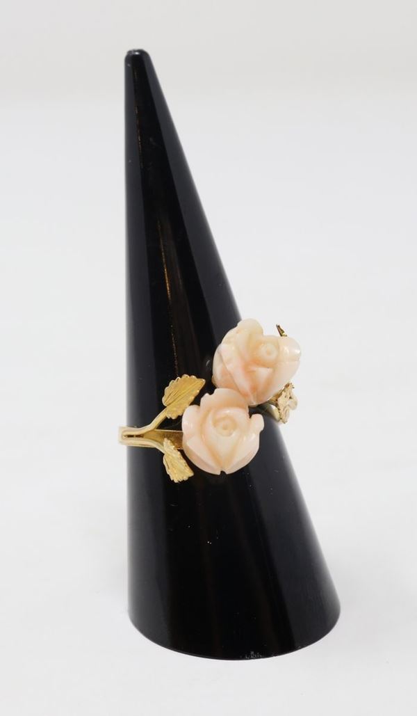Anello in oro giallo con due piccoli fiori in corallo rosa chiaro