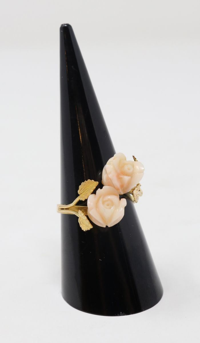 Anello in Oro Giallo con Due Piccoli Fiori in Corallo Rosa Chiaro