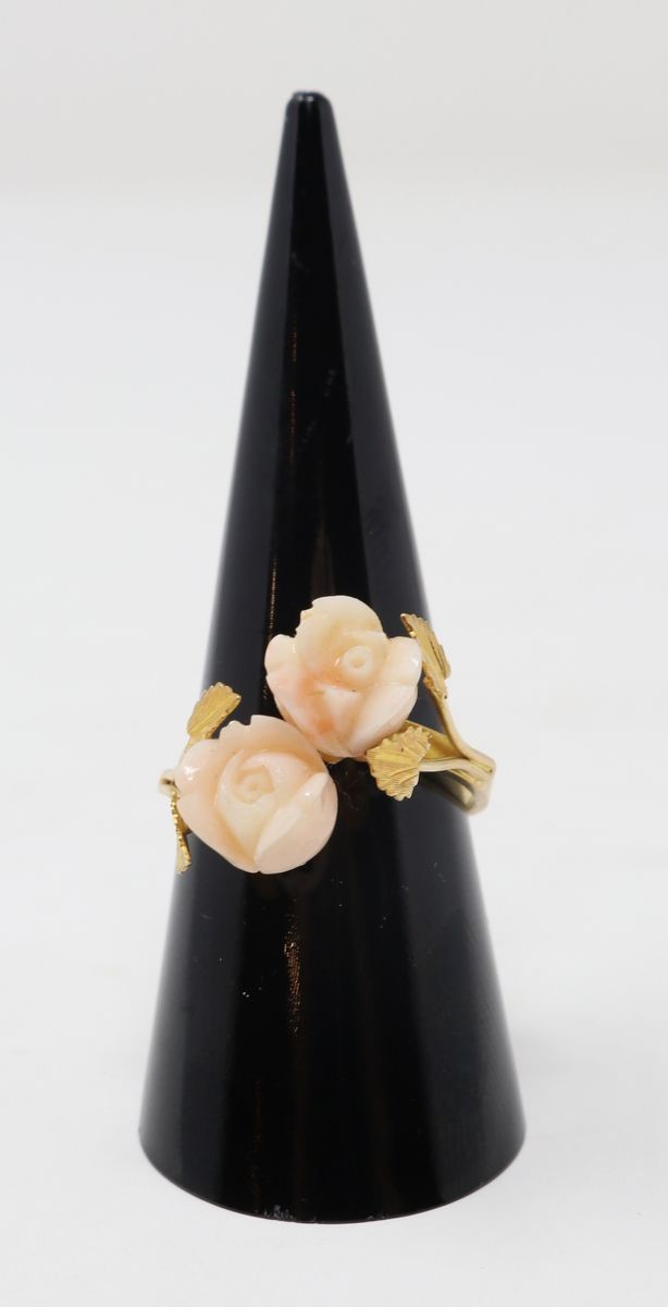 Anello in Oro Giallo con Due Piccoli Fiori in Corallo Rosa Chiaro