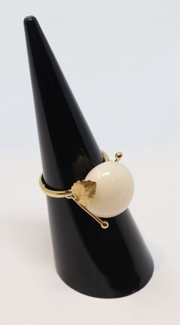 Anello in oro giallo con corallo rosa chiaro centrale