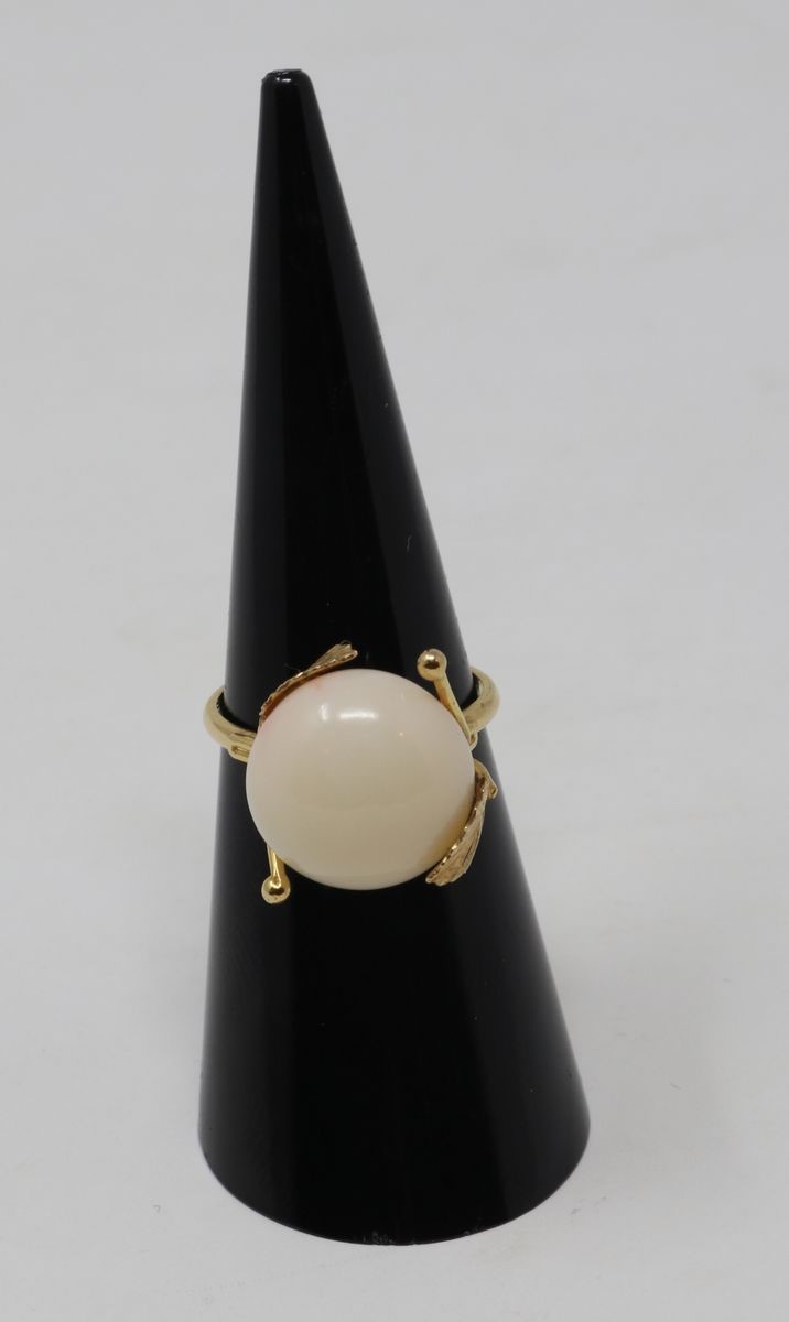 Anello in Oro Giallo con Corallo Rosa Chiaro Centrale