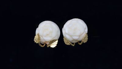 Orecchini a Clip in Oro Giallo con Fiori in Corallo Rosa Chiaro