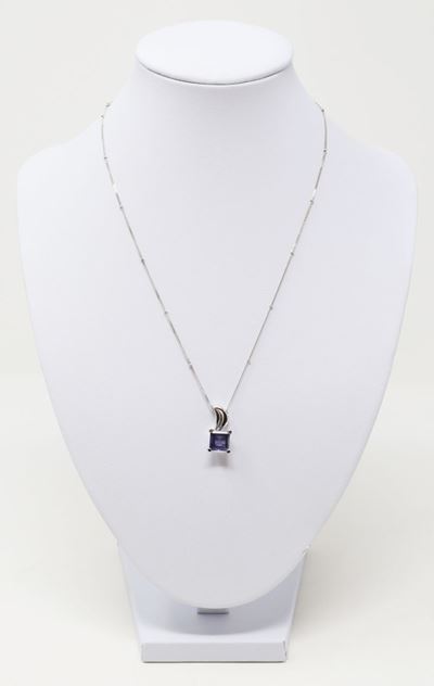 Collana Girocollo in Oro Bianco con Pendente in Iolite Quadrata