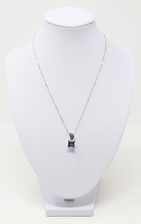 Collana girocollo in oro bianco con pendente in iolite quadrata