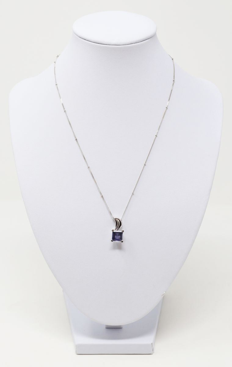 Collana Girocollo in Oro Bianco con Pendente in Iolite Quadrata