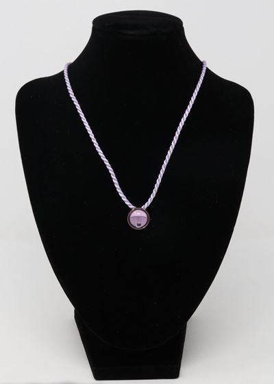 Pendente di Lalique in Metallo Dorato e Cristallo Rosa Cabochon