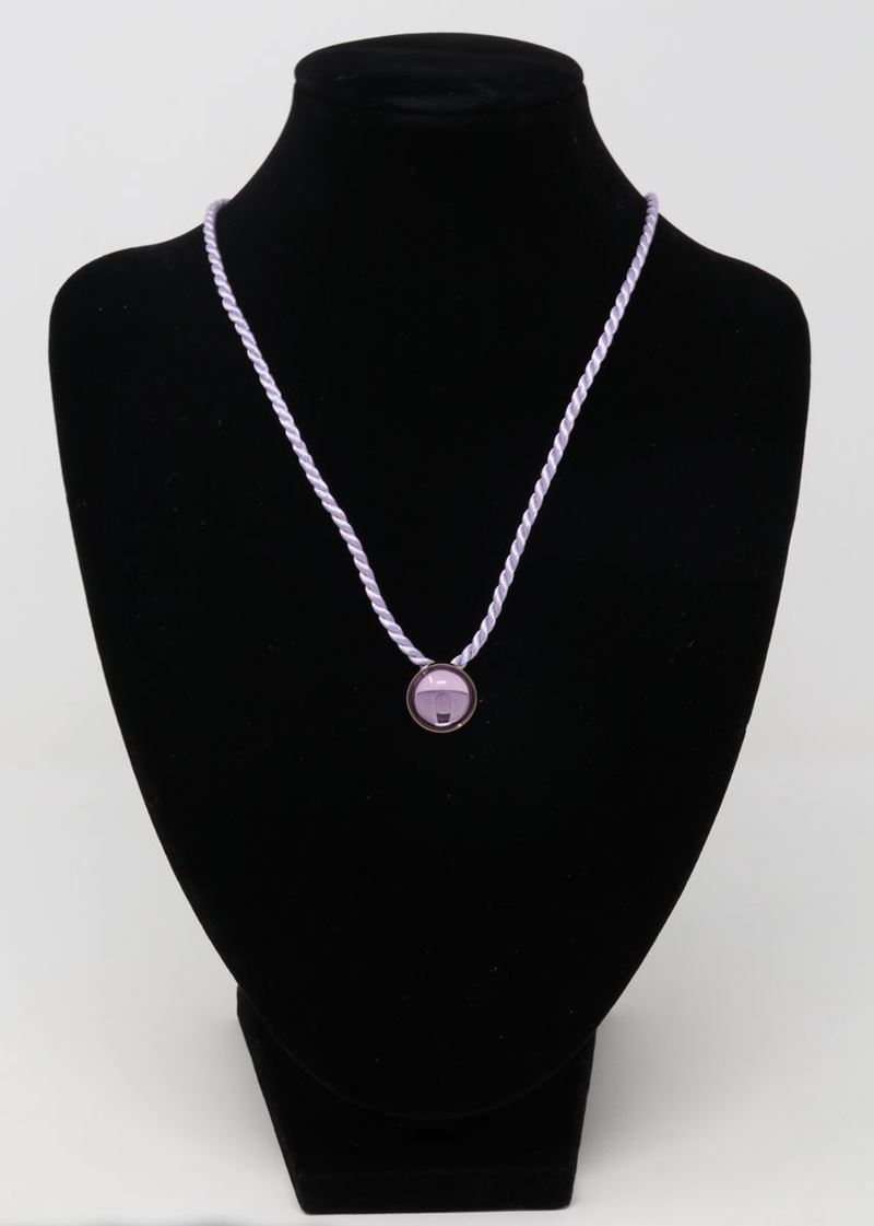 Pendente di Lalique in Metallo Dorato e Cristallo Rosa Cabochon