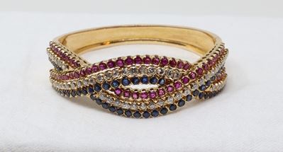 Bracciale Rigido in Oro Giallo a Fascia Intrecciato con Tre File di Zaffiri, Rubini e Brillanti