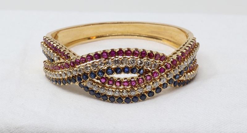 Bracciale Rigido in Oro Giallo a Fascia Intrecciato con Tre File di Zaffiri, Rubini e Brillanti