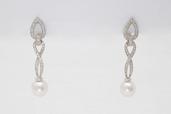 Orecchini pendenti in oro bianco, diamanti e perle