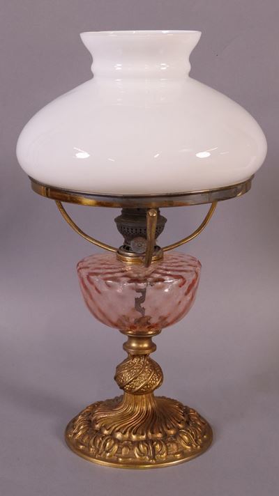 Lume in Metallo Dorato con Campana in Opalina Bianca