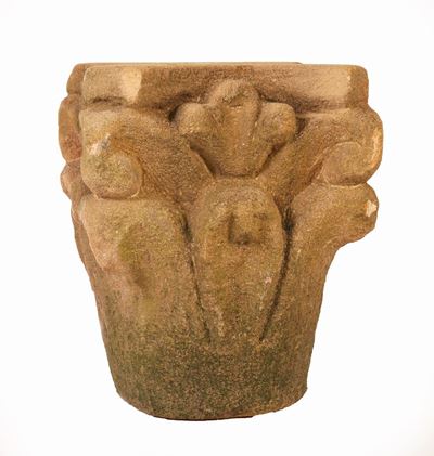Capitello in Pietra con Volute e Foglie