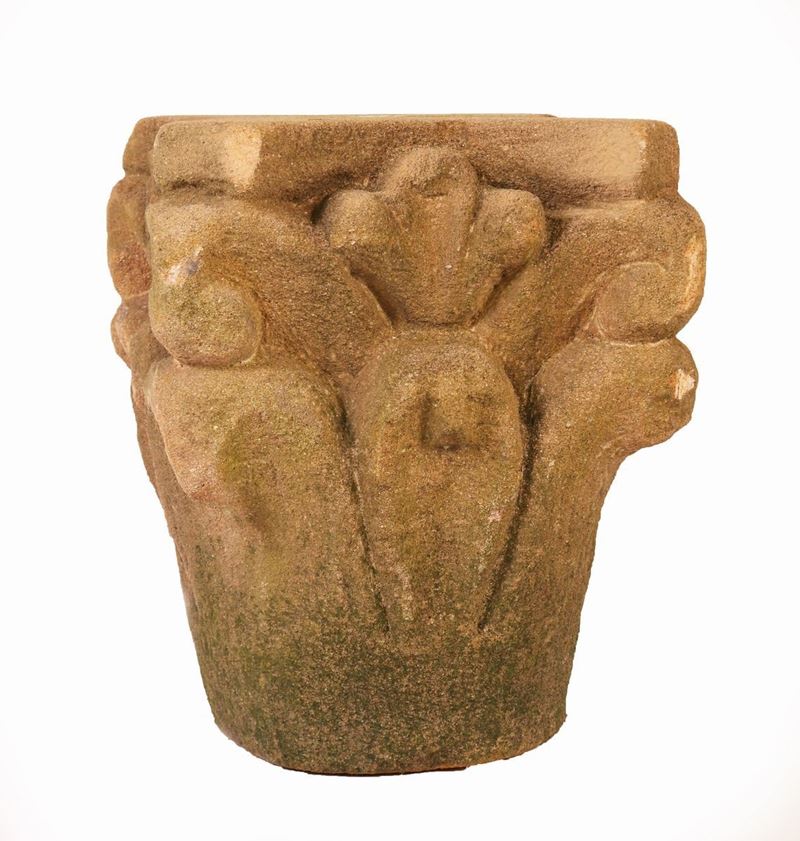 Capitello in Pietra con Volute e Foglie