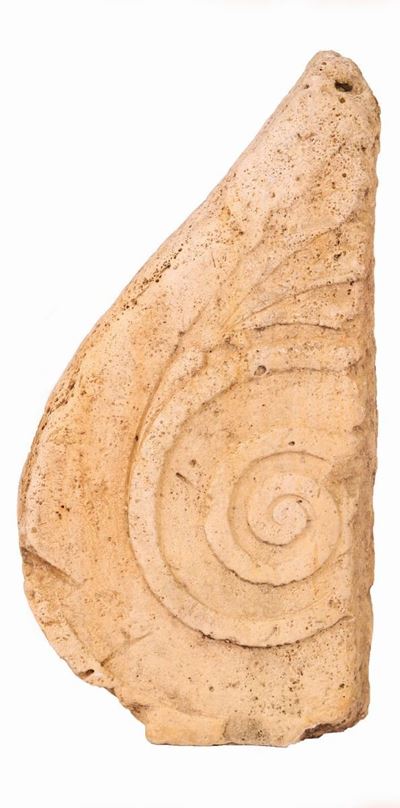 Quattro Frammenti Architettonici in Pietra e Marmo