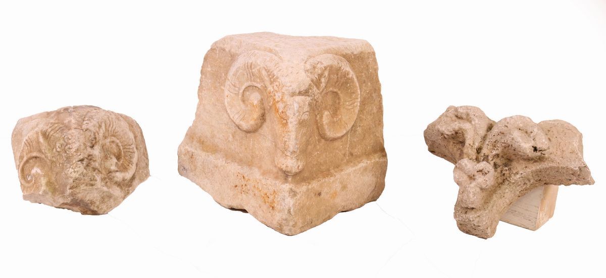 Quattro Frammenti Architettonici in Pietra e Marmo
