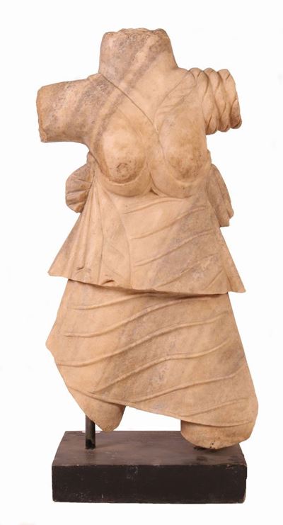 Frammento di Statua Femminile Panneggiata in Marmo