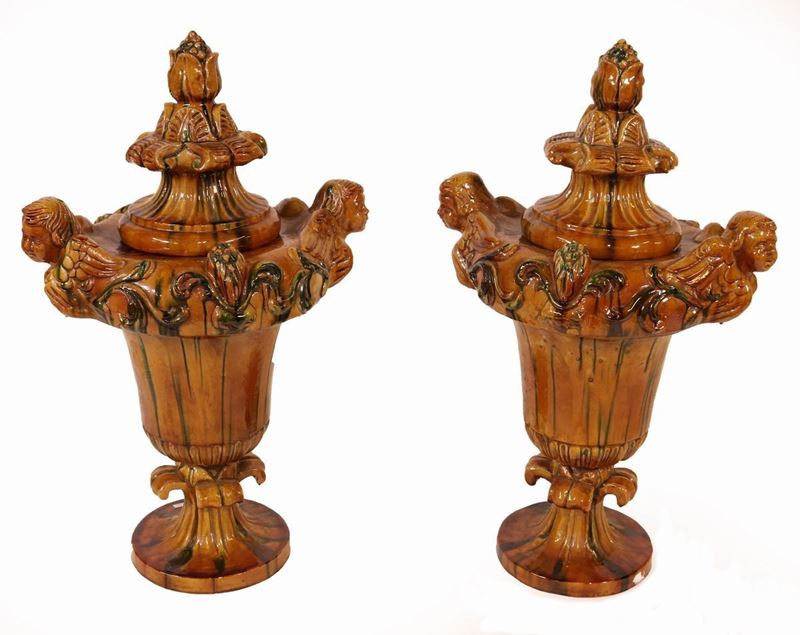 Coppia di Grandi Vasi in Maiolica Ocra e Verde Smaltati