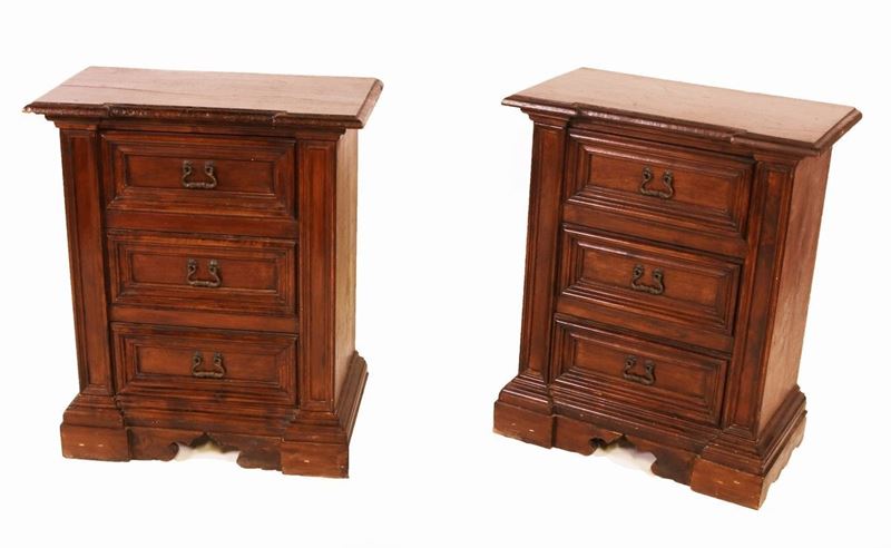 Coppia di Comodini in Legno di Noce