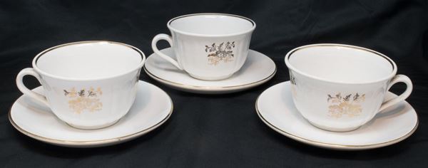 Tre tazze con piatto in ceramica