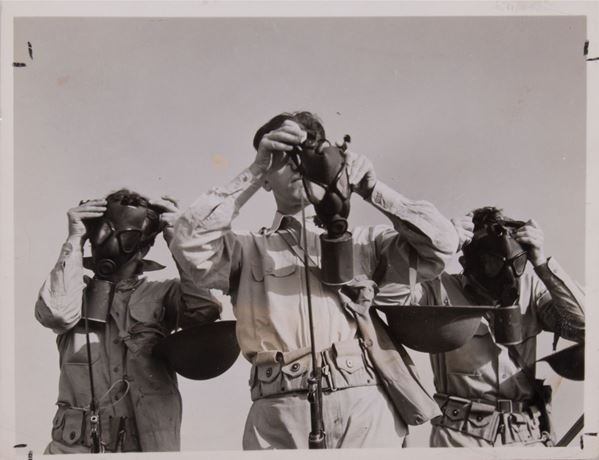 Margaret Bourke-White - Esercitazioni di guerra - Indossare la maschera antigas