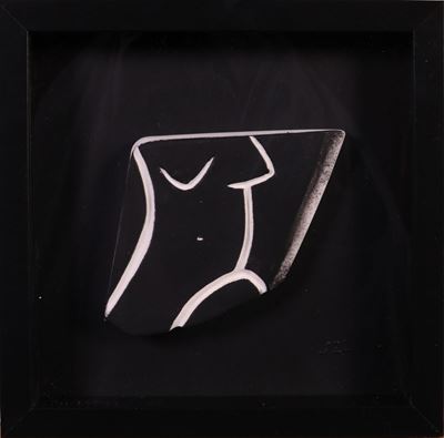 Autore 1 (La Chapelle d'Andaine, 1936), Busto (Hommage a Pierre Soulages) in marmo inciso