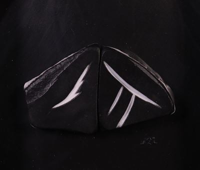 Autore non specificato (n. 1936), Figura (Hommage a Pierre Soulages) — marmo inciso