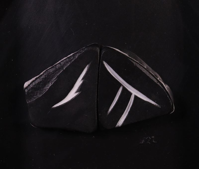 J2l - Autore non specificato (n. 1936), Figura (Hommage a Pierre Soulages) — marmo inciso