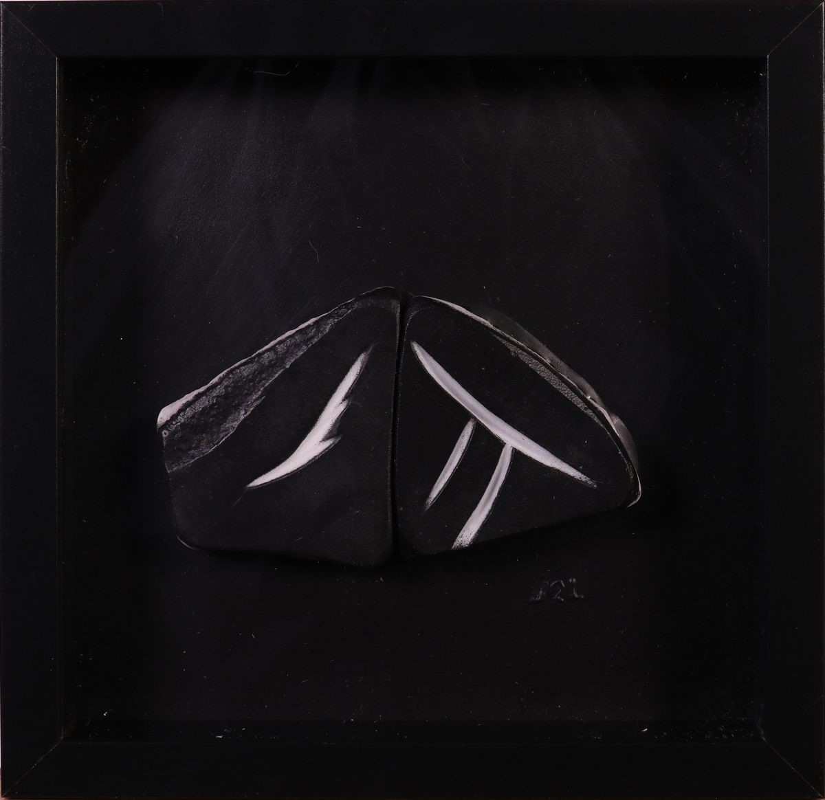 J2l - Autore non specificato (n. 1936), Figura (Hommage a Pierre Soulages) — marmo inciso