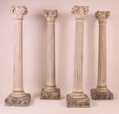 Quattro Colonne Intagliate in Legno Laccato Bianco