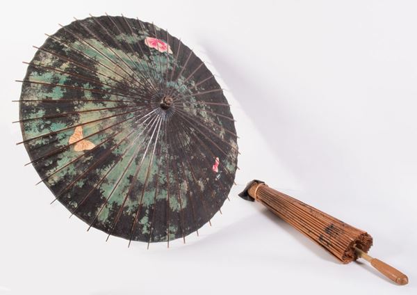 Due ombrelli da sole in bambù e carta policroma
