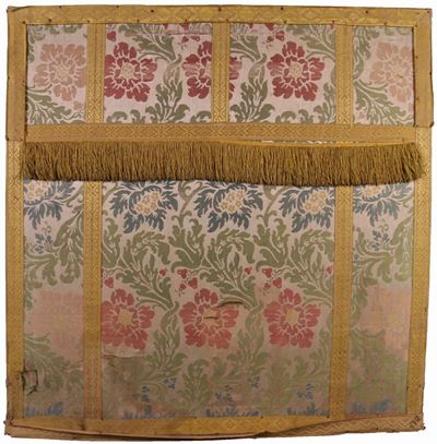 Due Pannelli di Stoffa con Frange Decorati a Foglie e Fiori