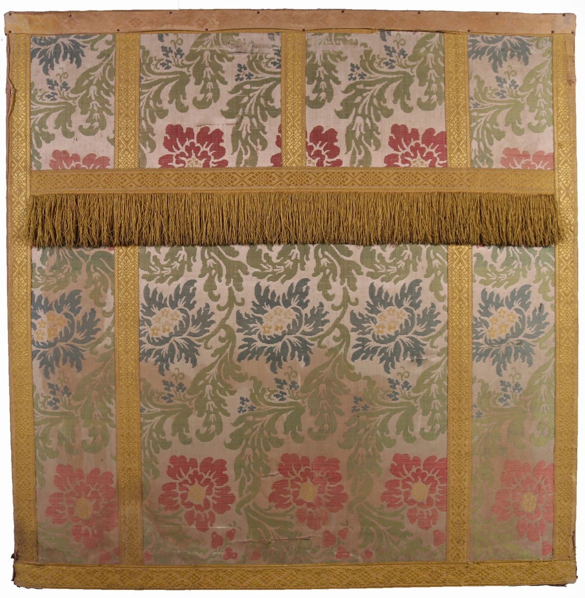 Due Pannelli di Stoffa con Frange Decorati a Foglie e Fiori