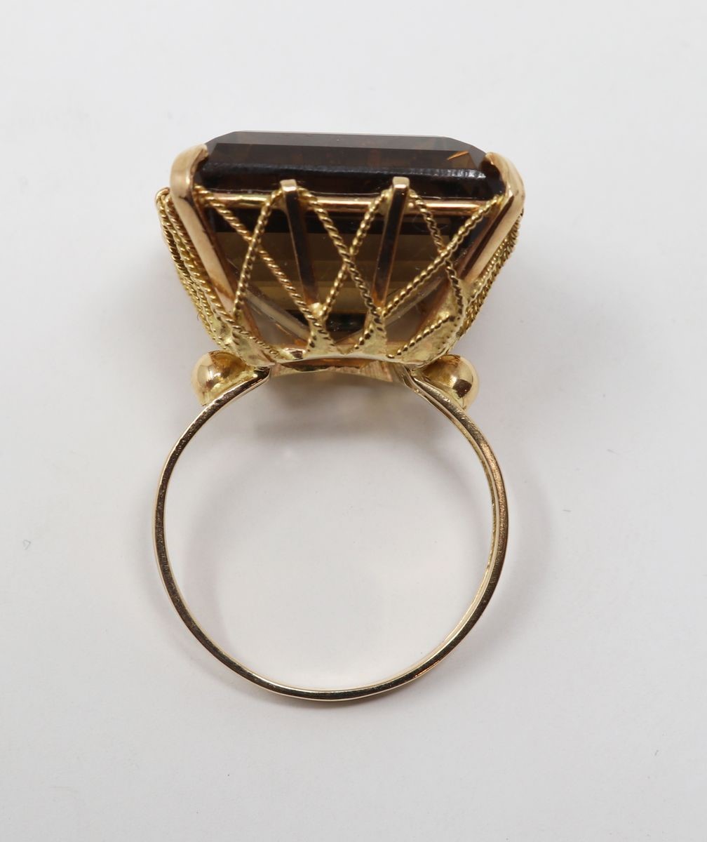 Anello in Oro Giallo con Quarzo Fumé Rettangolare